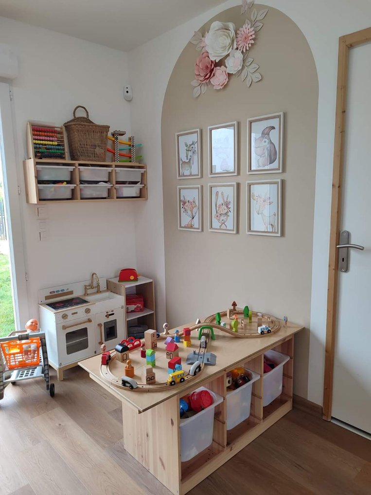 Coin jeu dinette et train en bois